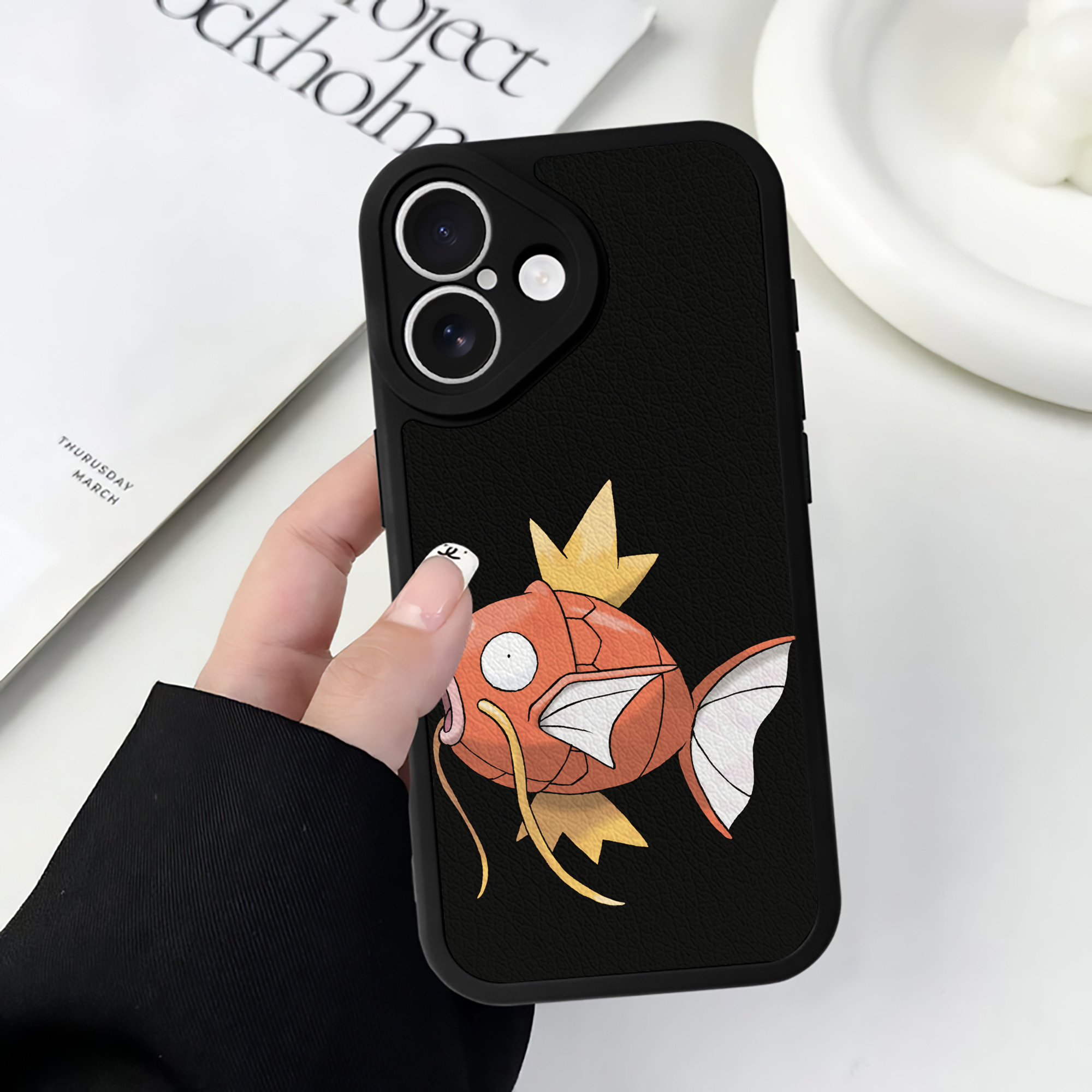（画像用） ポケットモンスター Pokémon 【iPhone 16シリーズ対応】シリコンスマホケース（レザー調） 材質：シリコン
